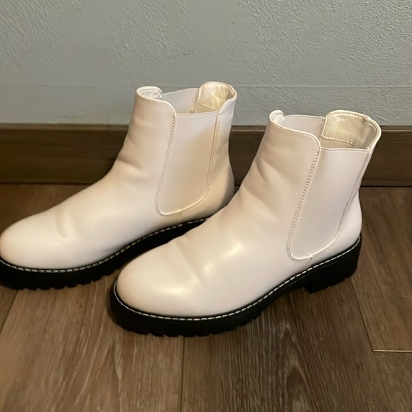 Women’s Flat Chelsea Slip On White Ankle Boots - Picture 1 of 4